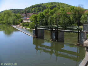 brucke-am-wasserfall-01-05-07-77-xl.jpg (126805 Byte)
