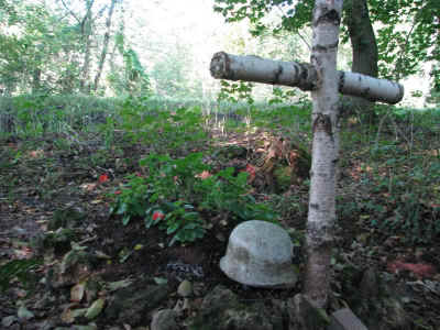 DENK-MAL Soldatengrab 19-09-2010 7028.jpg (99579 Byte)