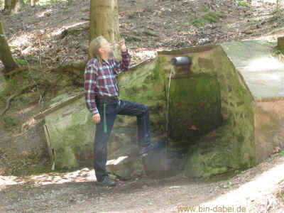 Hoerlingsbrunnen 04-Juni-2011 1518.jpg (97890 Byte)