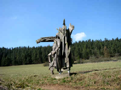 Kunstwanderweg 2 - Spinnennetze 30-03-2011 9534.jpg (98423 Byte)