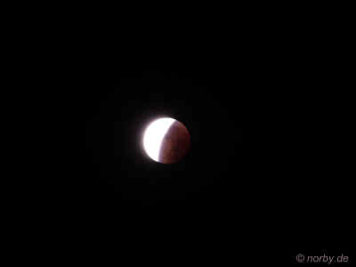 P1100210 Der Mond 28.September2015 05-50.jpg (51216 Byte)